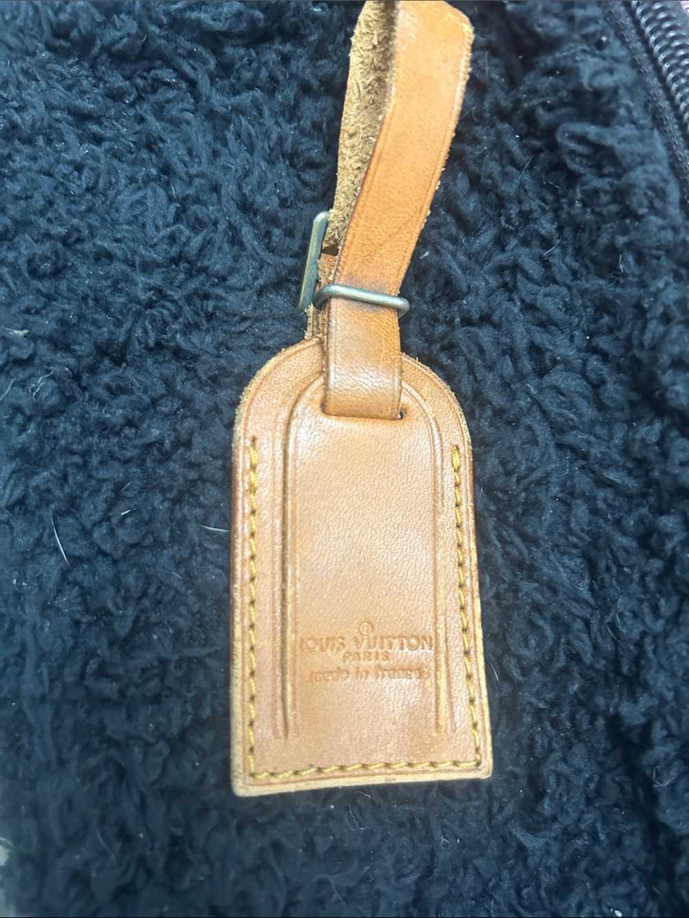 Giveaway LV leather small luggage tag